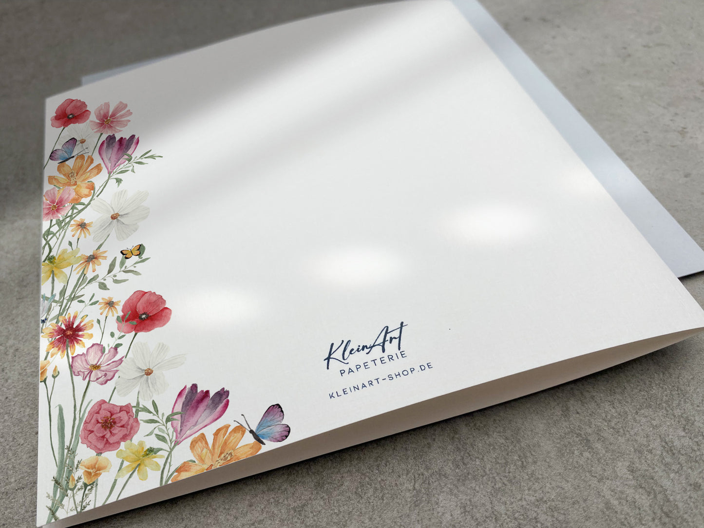 Florale Karte zur Hochzeit - mit Wildblumen und Schmetterlingen