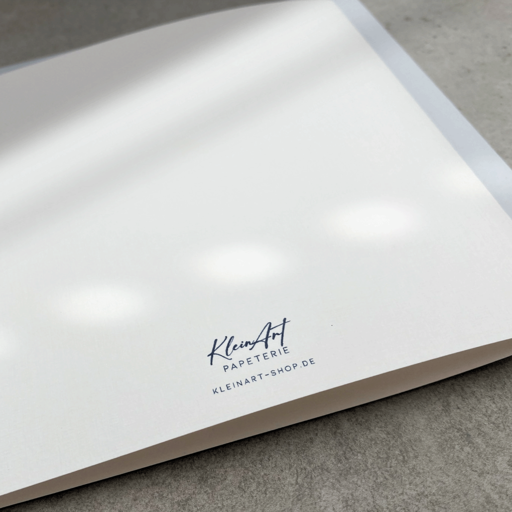 Rückseite der weißen Karte mit schwarzem Handlettering zur Konfirmation, mit hellblauem Umschlag