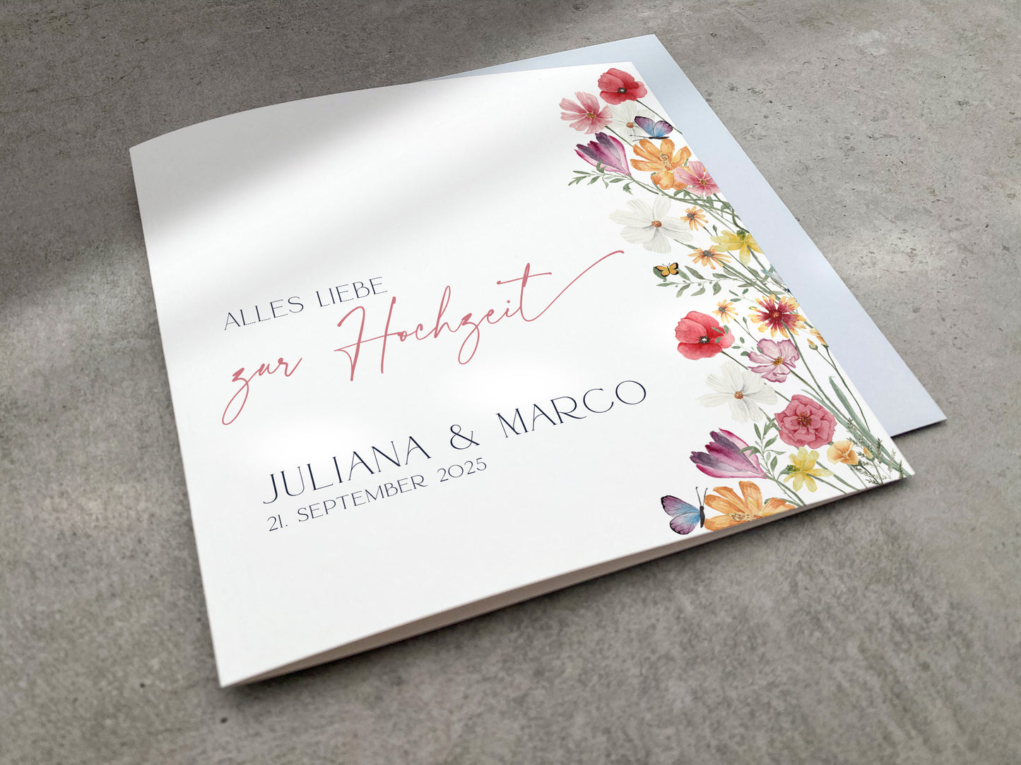 Florale Karte zur Hochzeit - mit Wildblumen und Schmetterlingen