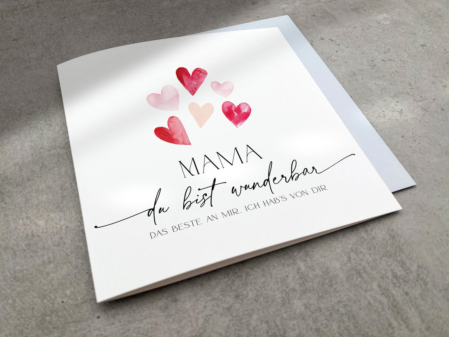 Karte zum Muttertag mit rosa und roten Aquarell Herzen
