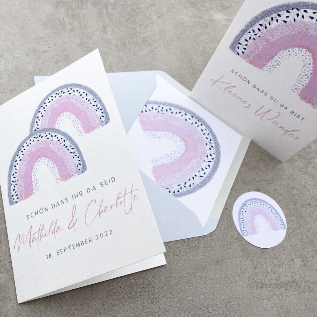 Glückwunschkarte zum Aufklappen zur Zwillingsgeburt mit rosa grauem Regenbogen