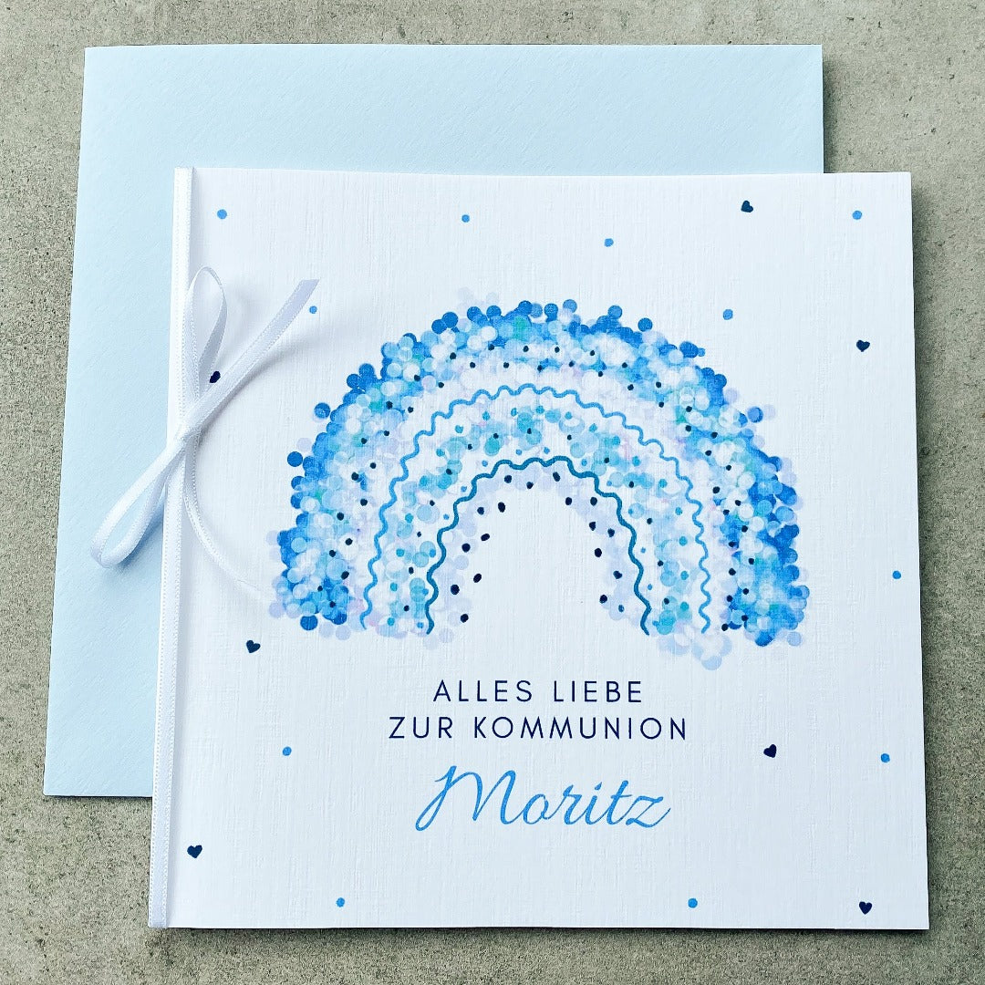 Quadratische Klappkarte zur Kommunion mit Regenbogen in verschiedenen Blautönen und hellblauem Umschlag - KleinArt