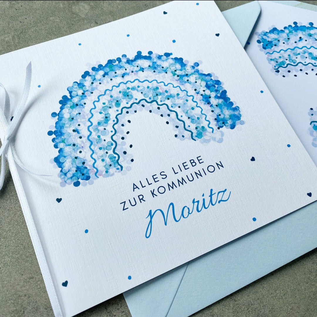 Personalisierbare Karte zur Kommunion mit Regenbogen in Blautönen und blauem Umschlag - KleinArt