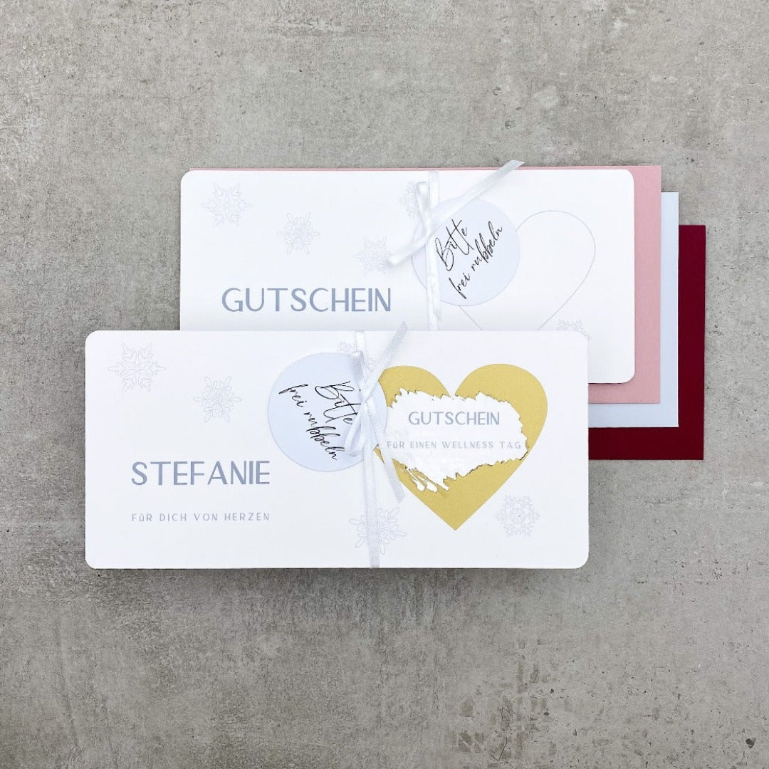 Gutschein mit individuellem Text unter Rubbelherz, Schneeflocken, Umschlag