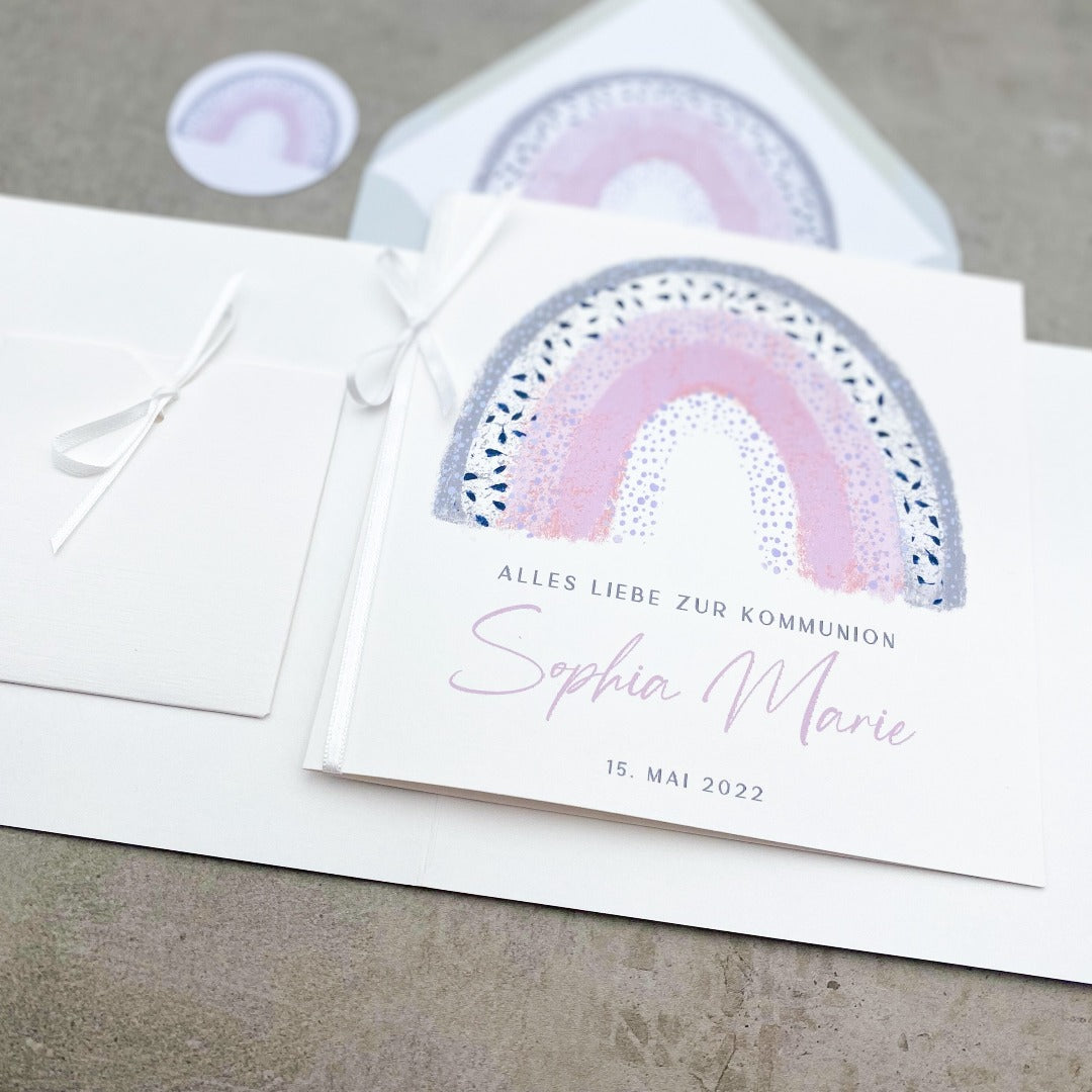Personalisierbare Kommunionskarte mit graurosa Regenbogen und Geldfach - KleinArt
