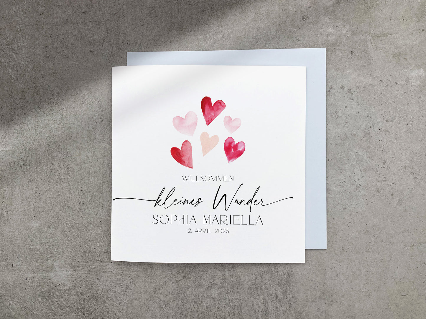 Gratulationskarte zur Geburt mit rosa und roten Aquarell Herzen