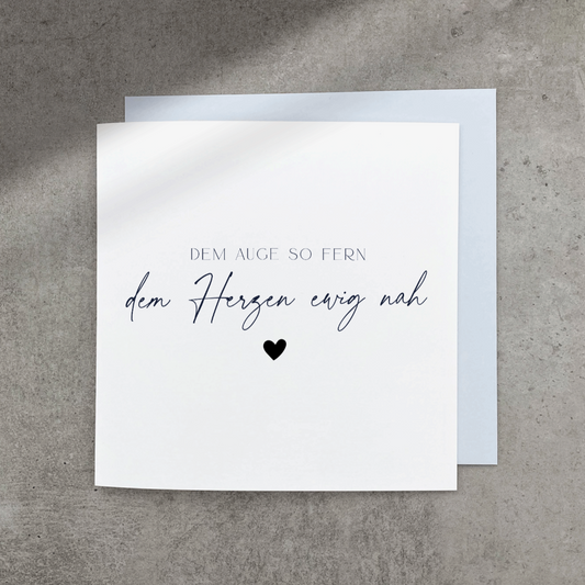 Minimalistische Trauerkarte mit schwarzem Text "Dem Auge so fern, dem Herzen ewig nah" mit schwarzem Herz