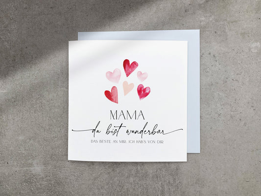 Karte zum Muttertag mit rosa und roten Aquarell Herzen