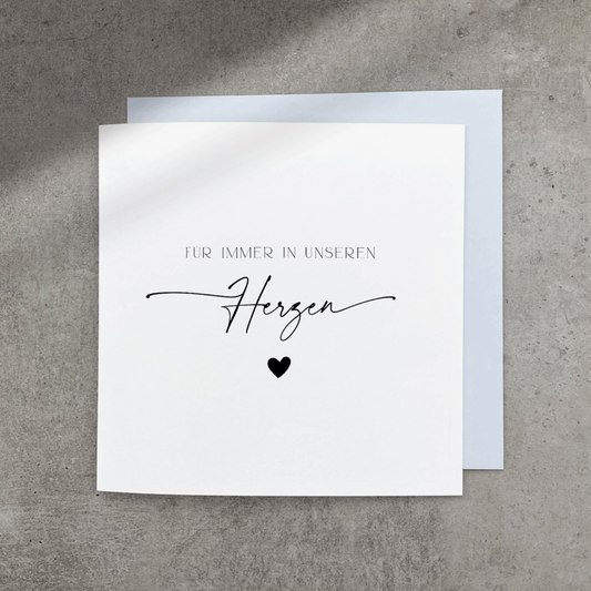 Quadratische Trauerkarte mit schwarzem Text "Für immer in unseren Herzen" mit schwarzem Herz
