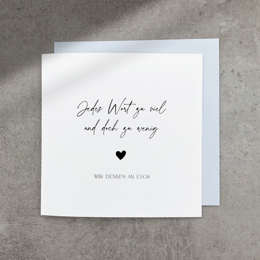 Schlichte weiße Beileidskarte mit schwarzem Text "Jedes Wort zu viel und doch zu wenig ♥ wir denken an Euch"