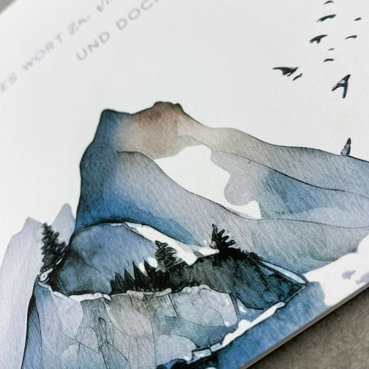 Aquarellzeichnung Berge in blau grau mit Vögeln zur Beerdigung