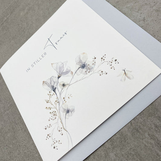 Trauerkarte mit gezeichneten filigranen Blumen und blauem Umschlag