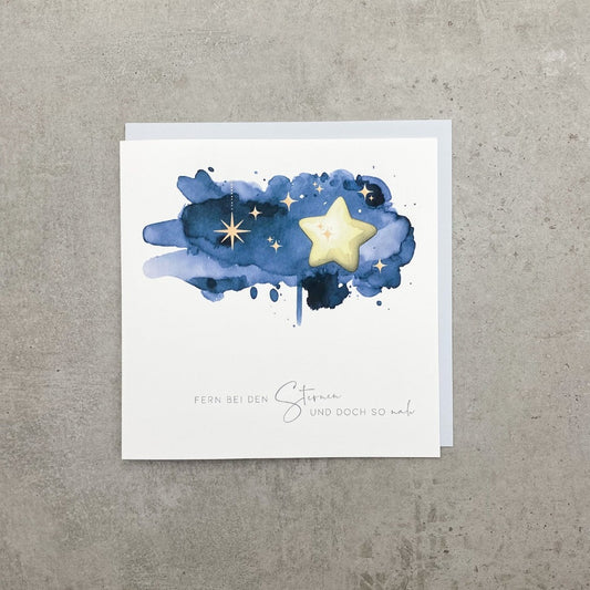 Trauerkarte Sternenkind mit dunkelblauer Zeichnung mit Text "Fern bei den Sternen und doch so nah"