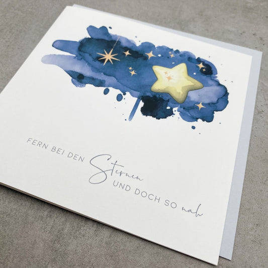 Trauerkarte Sternenkind mit dunkelblauer Zeichnung mit Text "Fern bei den Sternen und doch so nah" mit blaugrauem Umschlag