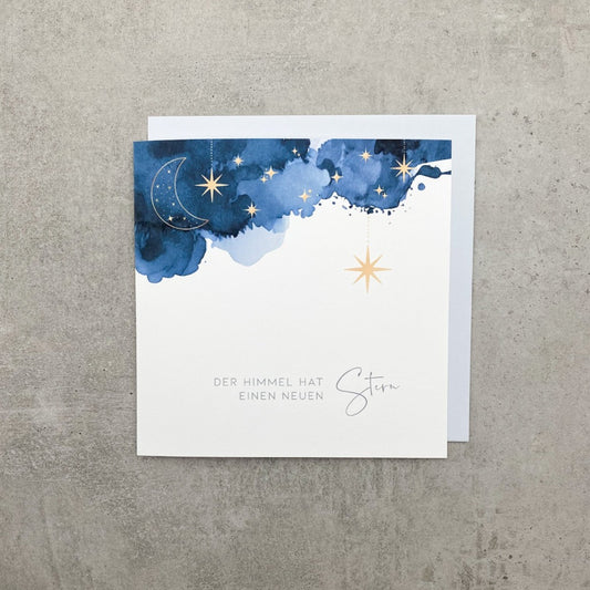 Schöne Trauerkarte Kind mit Tuschezeichnung des dunkelblauen Nachthimmels mit Mond und Sternen und dem Text "Der Himmel hat einen neuen Stern"