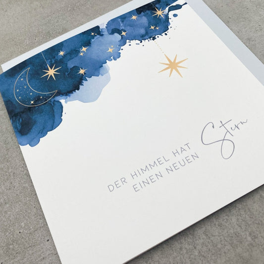 Schöne Trauerkarte Kind mit Tuschezeichnung des dunkelblauen Nachthimmels mit Mond und Sternen und dem Text "Der Himmel hat einen neuen Stern"