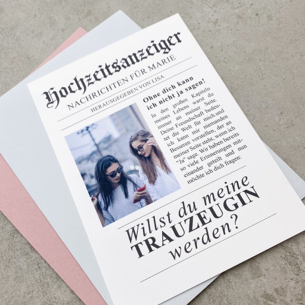 Einladungskarte mit Foto und Handlettering Namen für Trauzeugin im Stil eines Zeitungsberichts