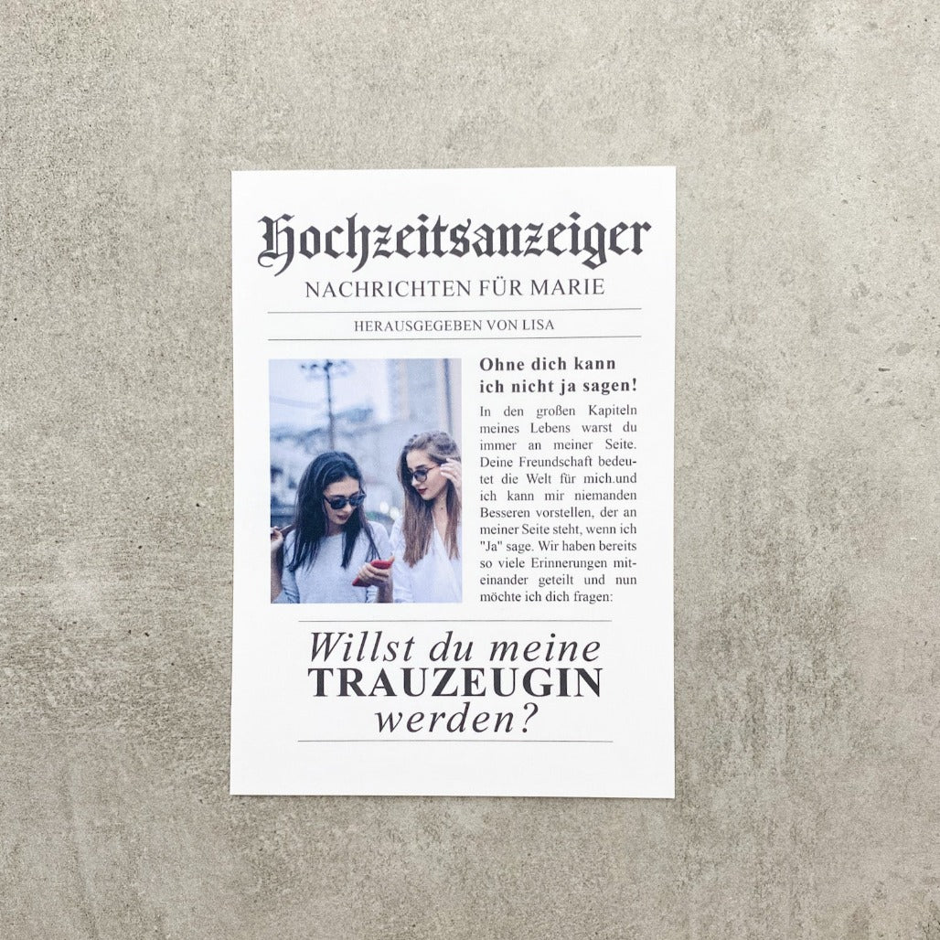 Einladungskarte mit Foto und Handlettering Namen für Trauzeugin als Zeitungsbericht