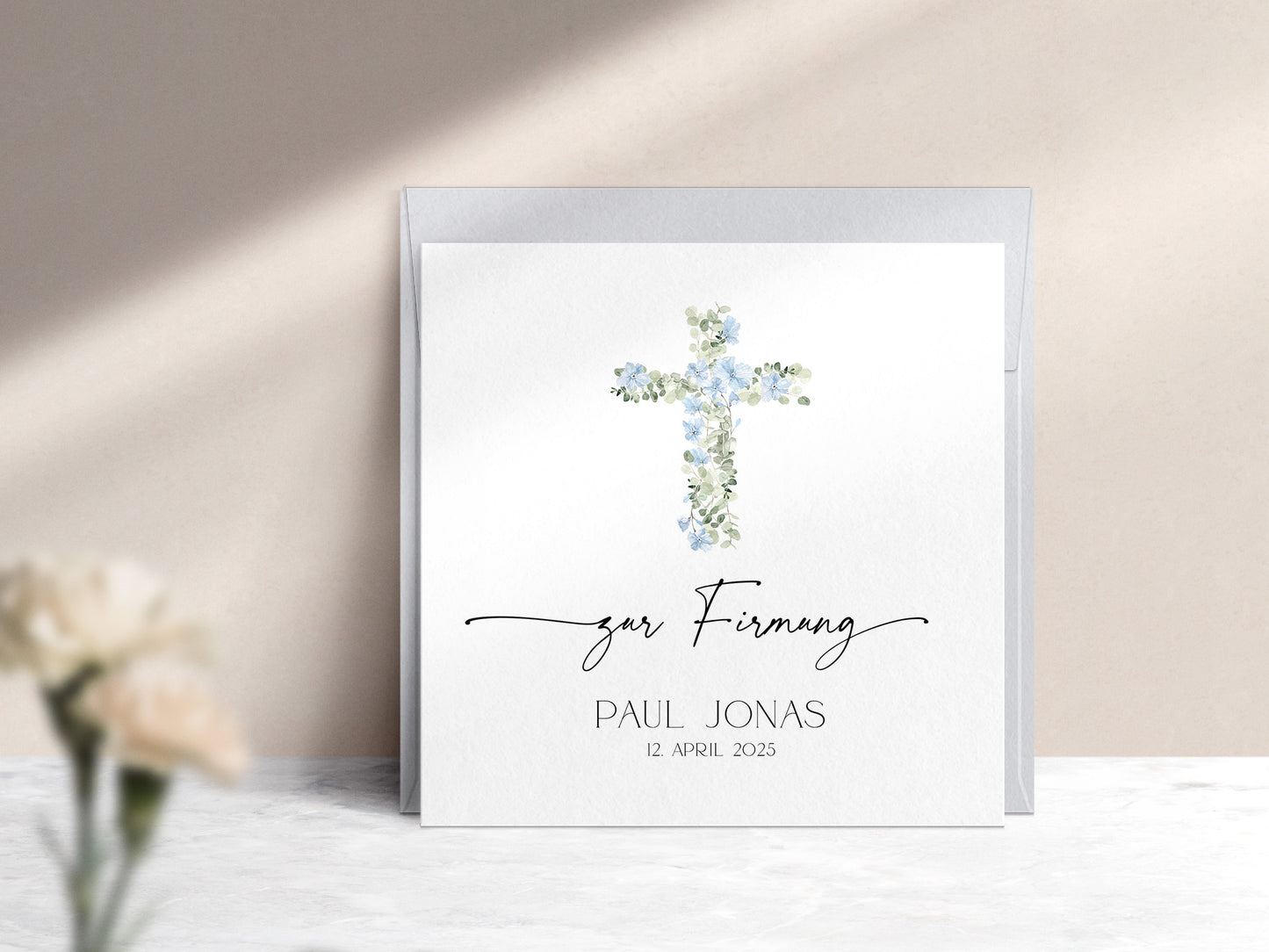 Moderne Karte zur Firmung mit blauem Kreuz