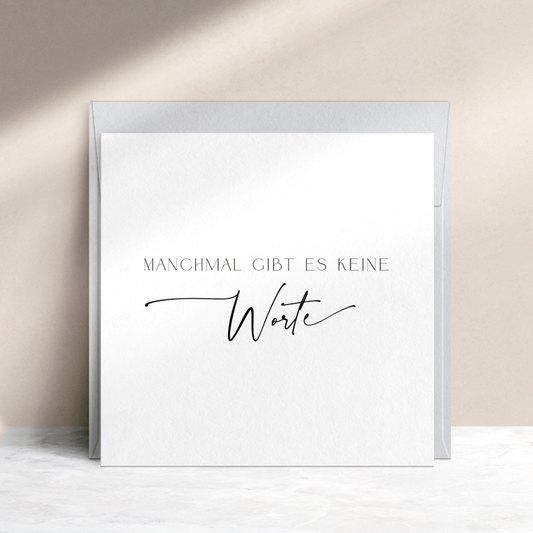 Quadratische schlichte Trauerkarte mit Text "Manchmal gibt es keine Worte" mit blaugrauem Umchlag