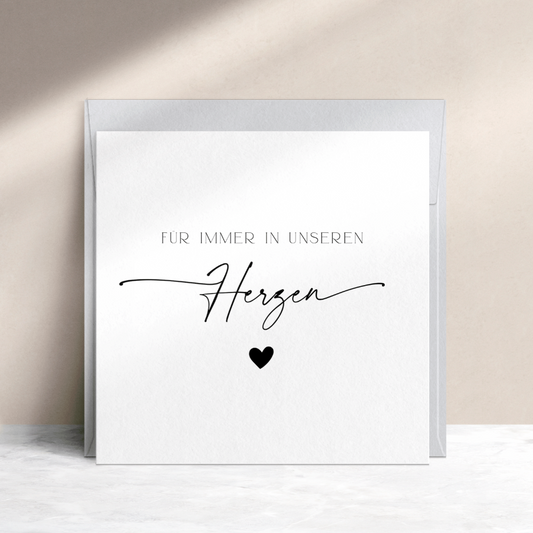 Quadratische Trauerkarte mit schwarzem Text "Für immer in unseren Herzen" mit schwarzem Herz und blaugrauem Umschlag