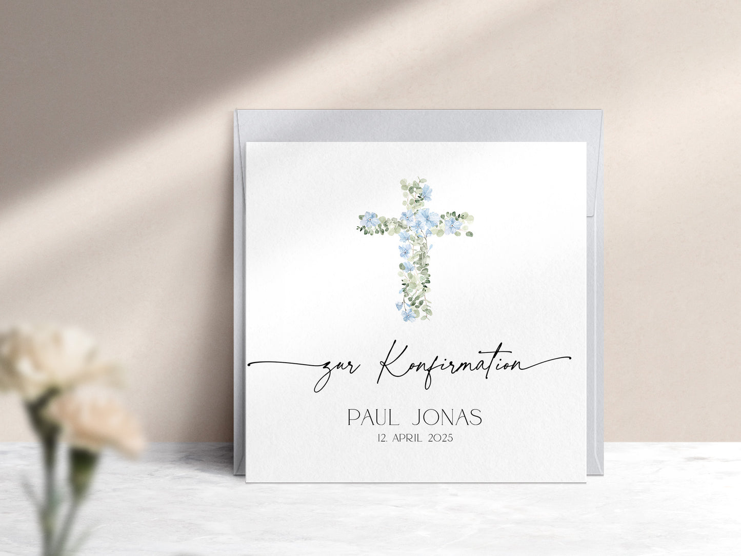 Moderne Karte zur Konfirmation mit blauem Kreuz