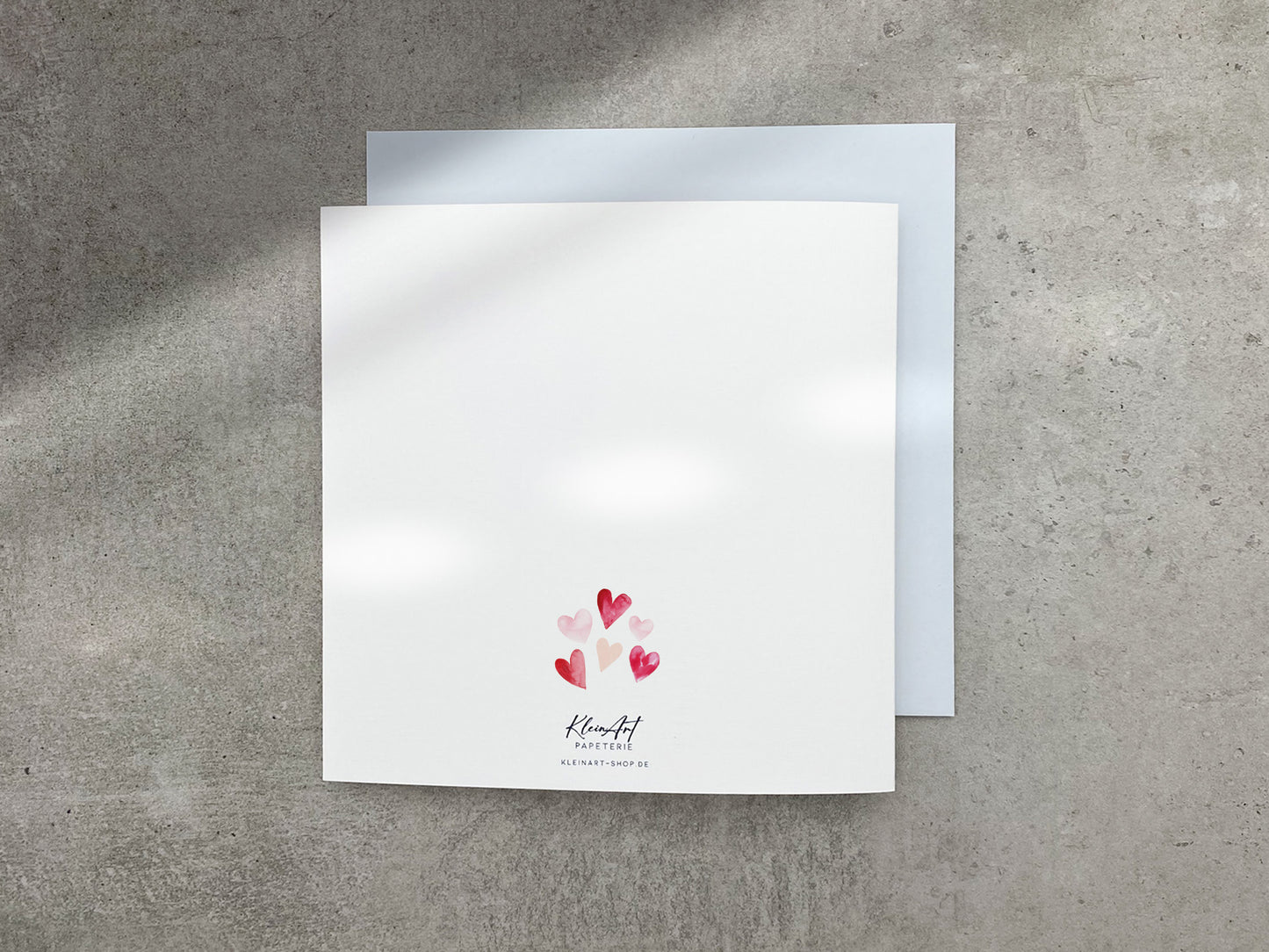 Gratulationskarte zur Geburt mit rosa und roten Aquarell Herzen