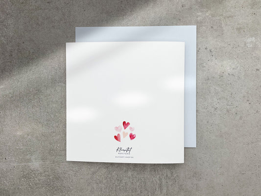 Gratulationskarte zur Geburt mit rosa und roten Aquarell Herzen