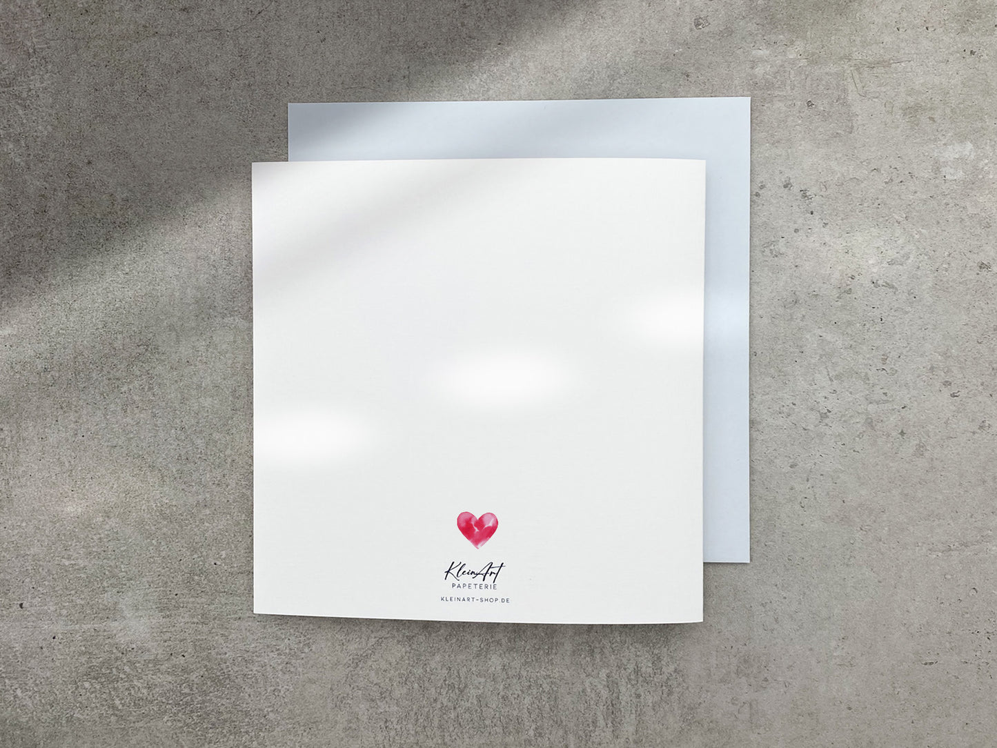 Moderne Taufkarte im schwarz-weiß Stil mit rotem Herz