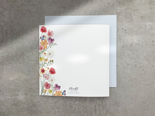 Florale Karte zur Hochzeit - mit Wildblumen und Schmetterlingen