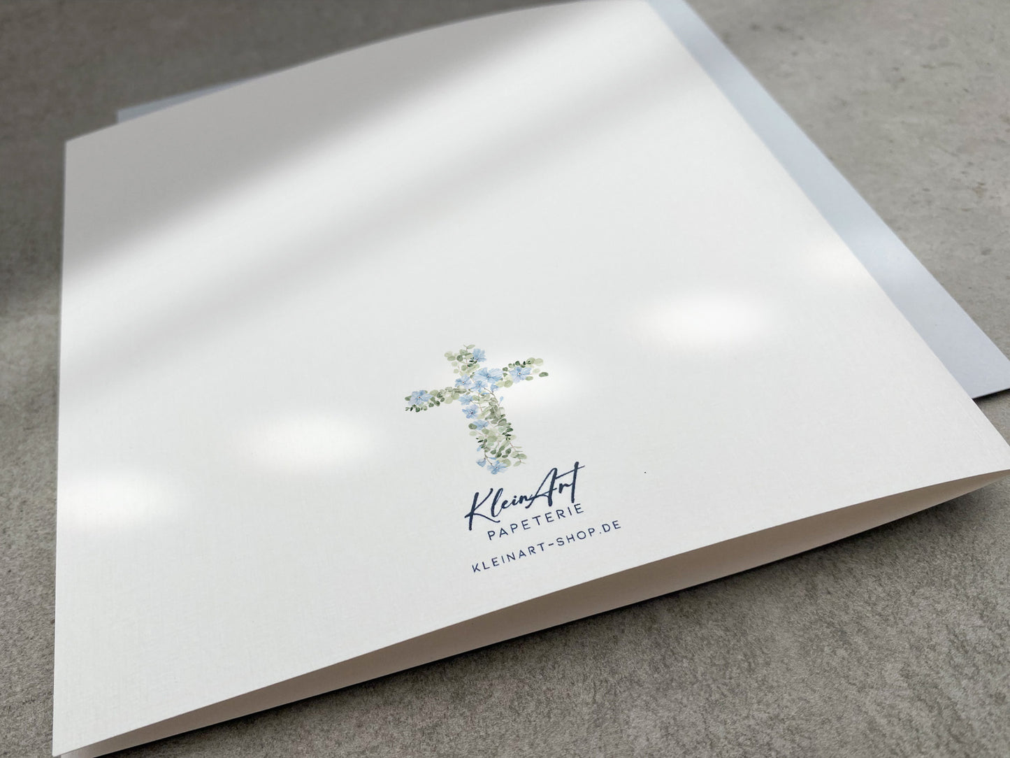 Moderne Karte zur Konfirmation mit blauem Kreuz