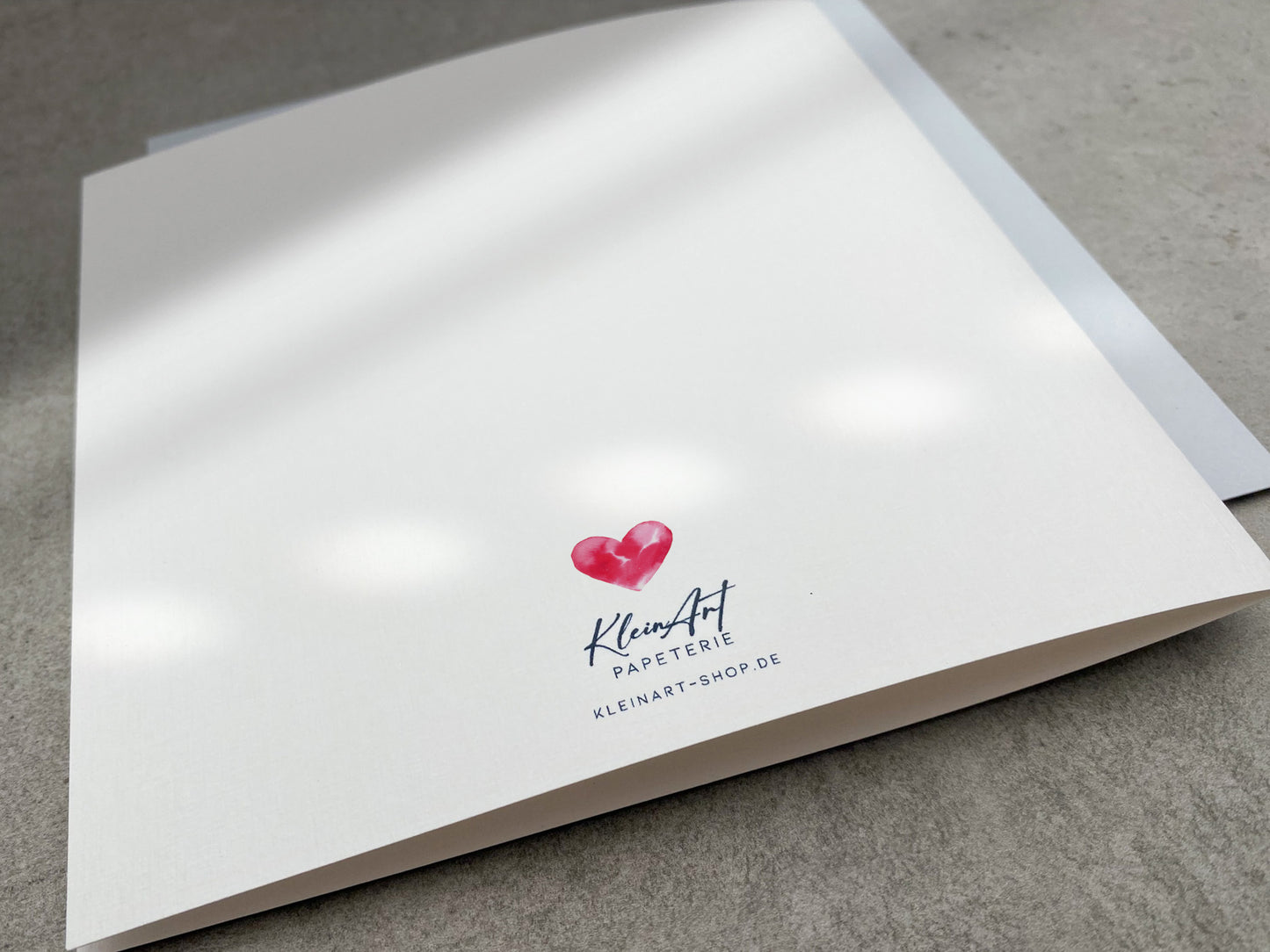 Moderne Karte zur Konfirmation im schwarz-weiß Stil mit rotem Herz