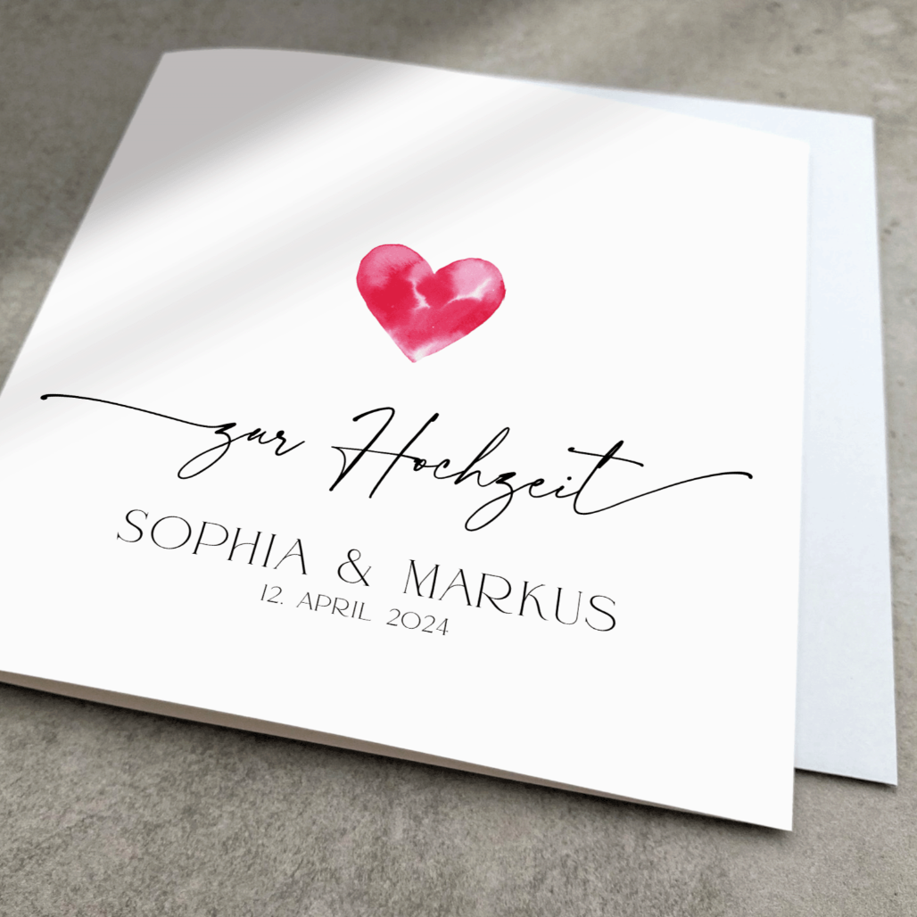 Personalisierbare Hochzeitskarte mit schwarzem handlettering und rotem Herz