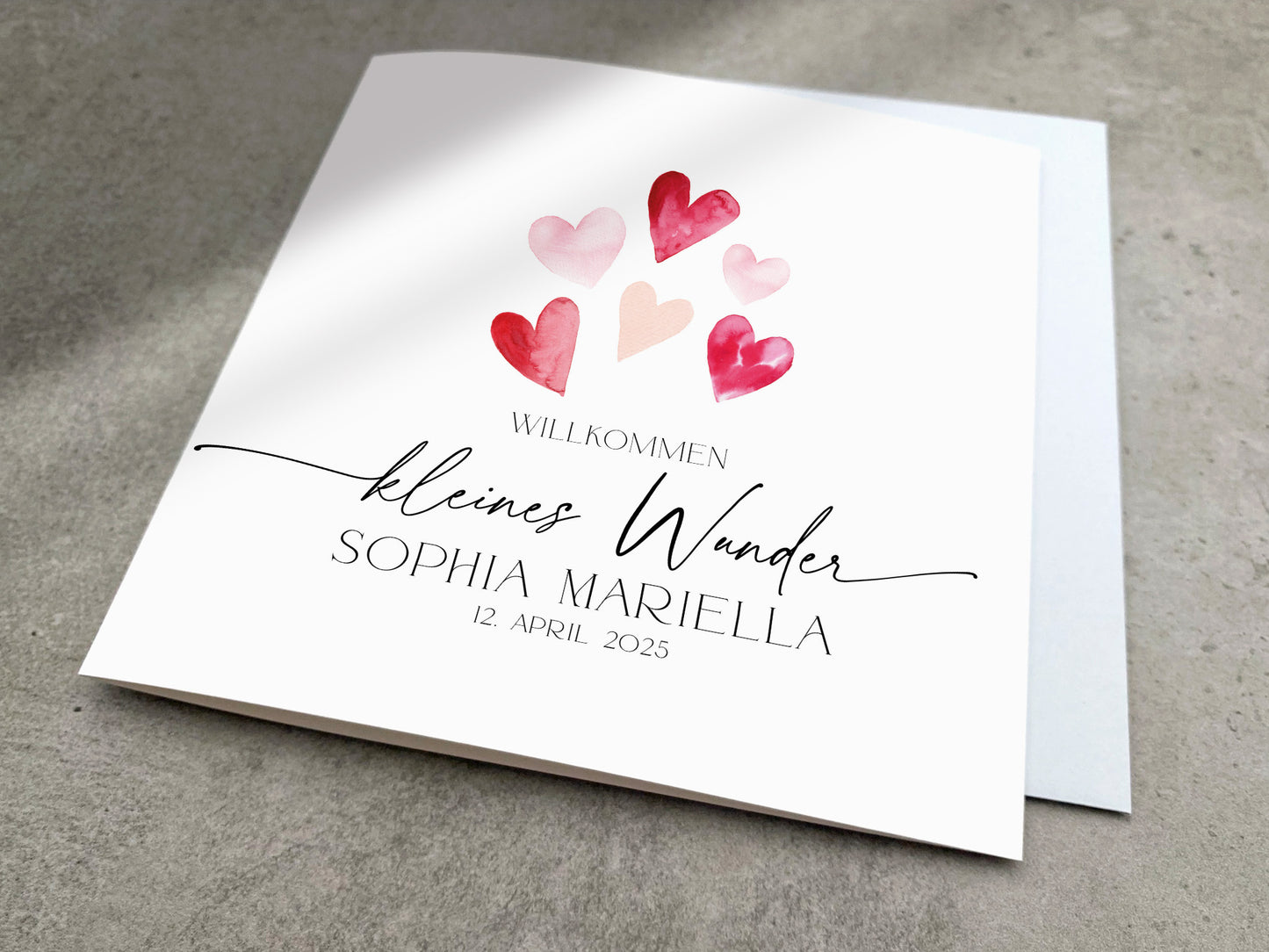 Gratulationskarte zur Geburt mit rosa und roten Aquarell Herzen