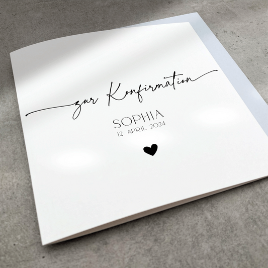 Schlichte weiße Karte mit schwarzem Handlettering zur Konfirmation, mit hellblauem Umschlag