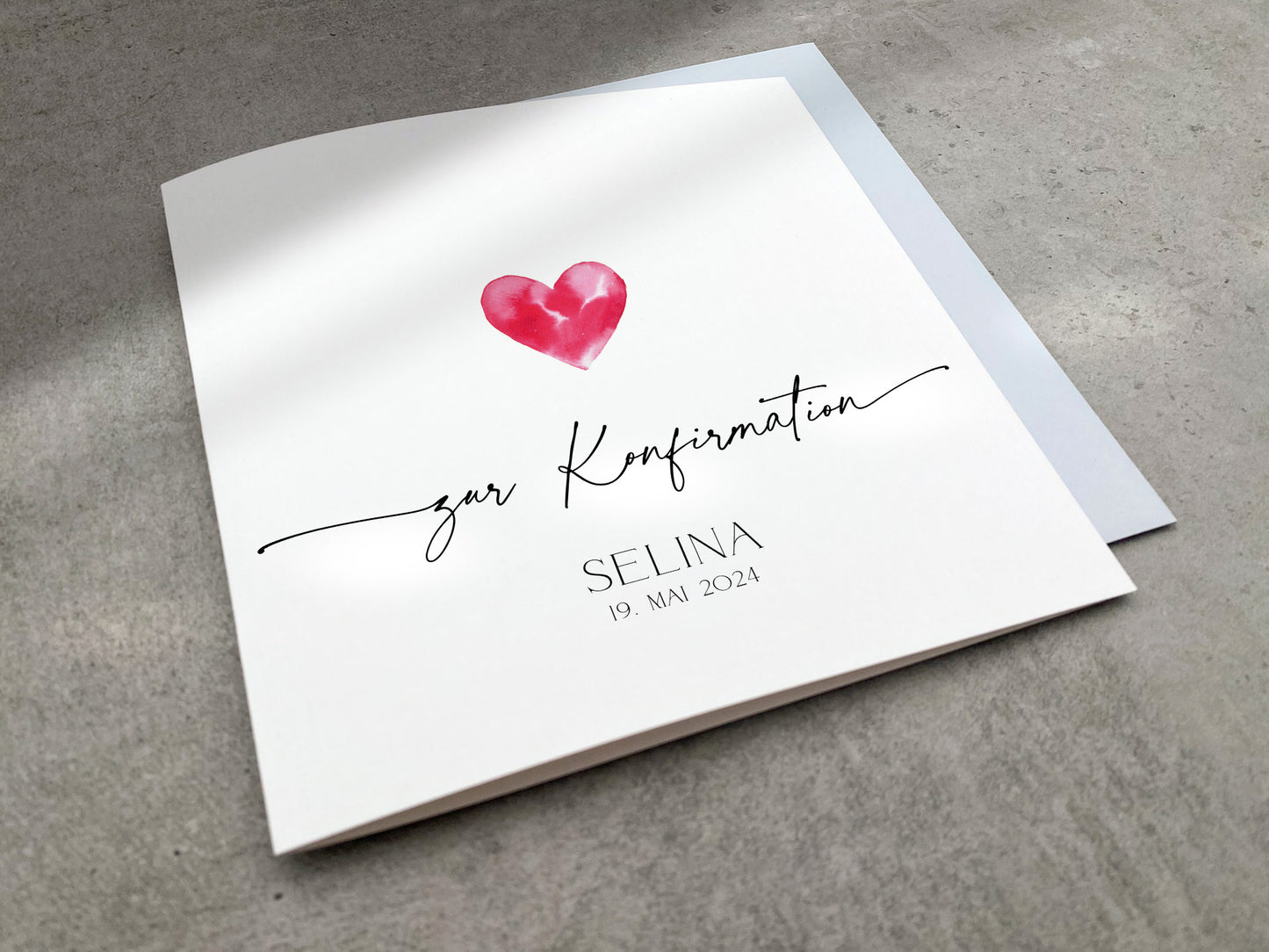 Moderne Karte zur Konfirmation im schwarz-weiß Stil mit rotem Herz