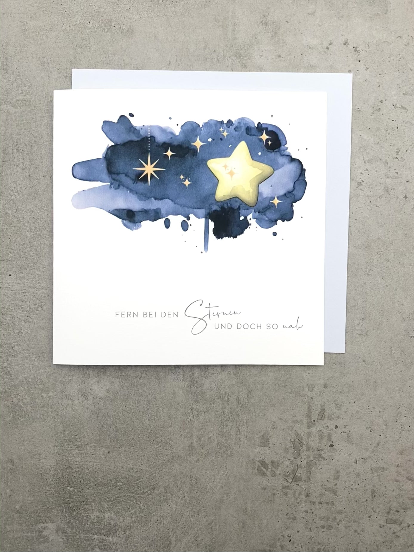 Trauerkarte Sternenkind zum aufklappen mit dunkelblauer Zeichnung mit Text "Fern bei den Sternen und doch so nah"