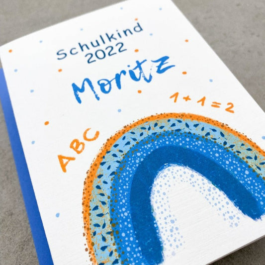 Klappkarte zur Einschulung mit gelb-blauem Regenbogen und Namen