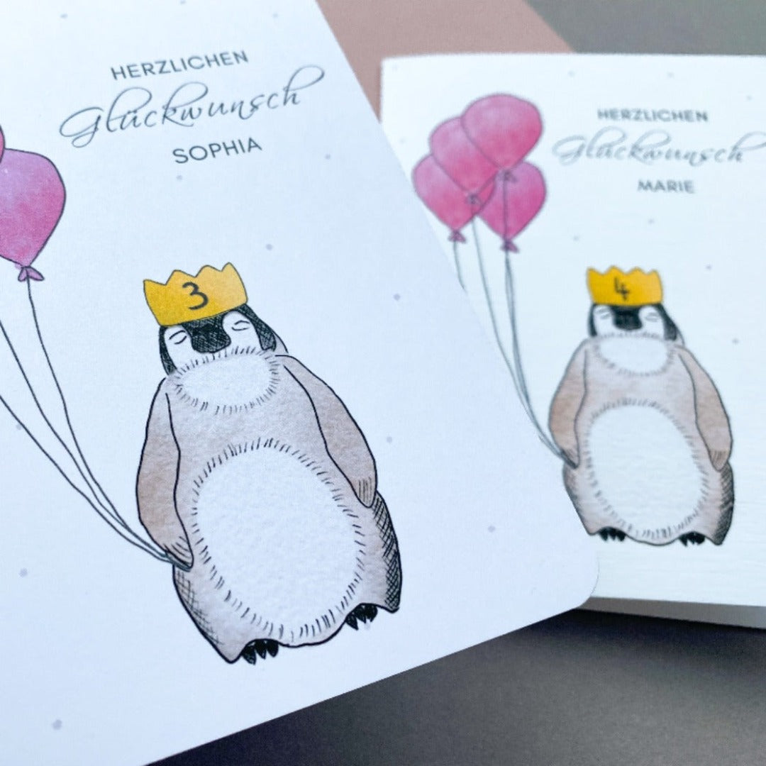 Glückwunschkarte zum Geburtstag mit gezeichnetem Pinguin mit Luftballons