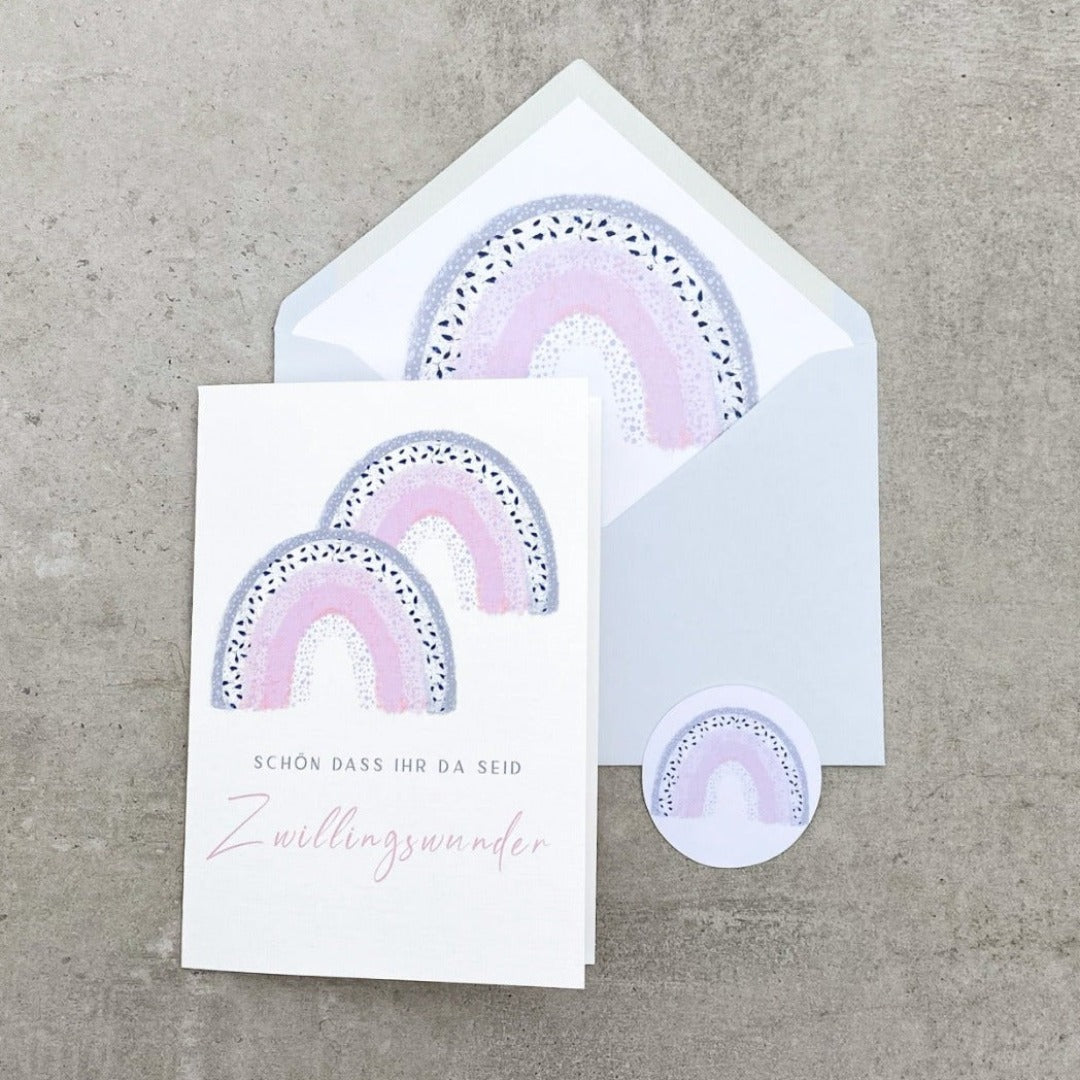 Glückwunschkarte zur Geburt von Zwillingen mit rosa grauem Regenbogen und grauem Umschlag