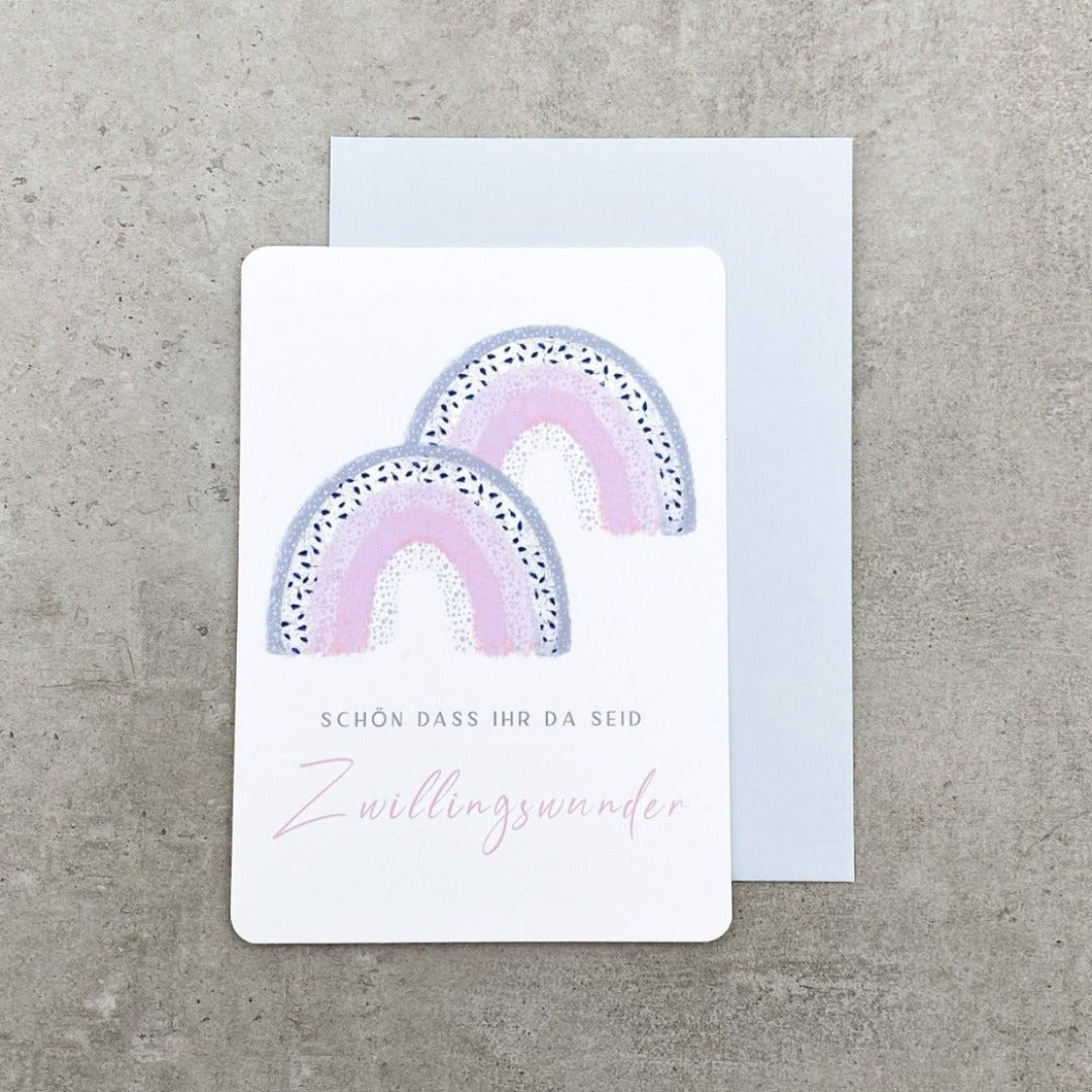 Glückwunschkarte zur Geburt von Zwillingen mit rosa grauem Regenbogen und grauem Umschlag