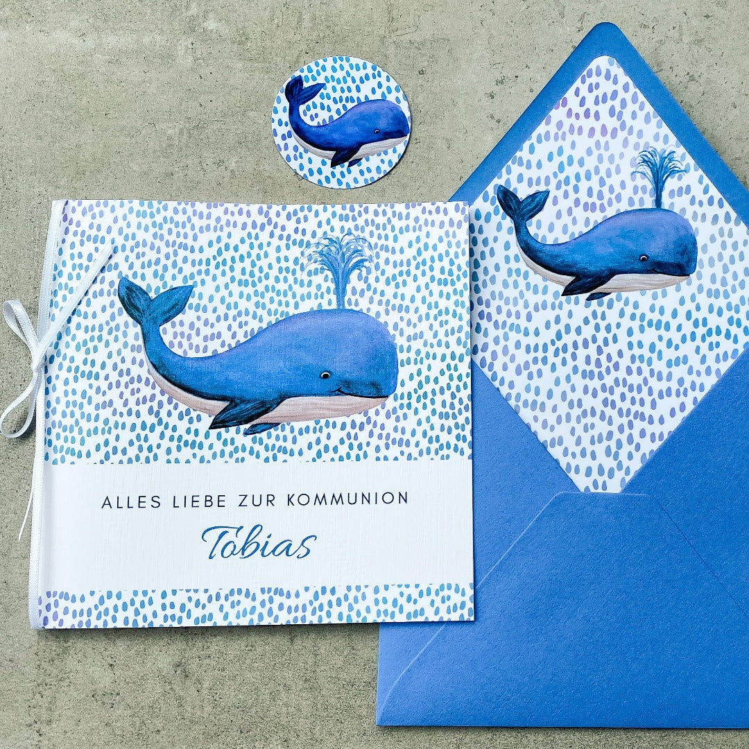 Quadratische Klappkarte zur Kommunion mit Wal der im Wasser schwimmt und blauem Umschlag - KleinArt