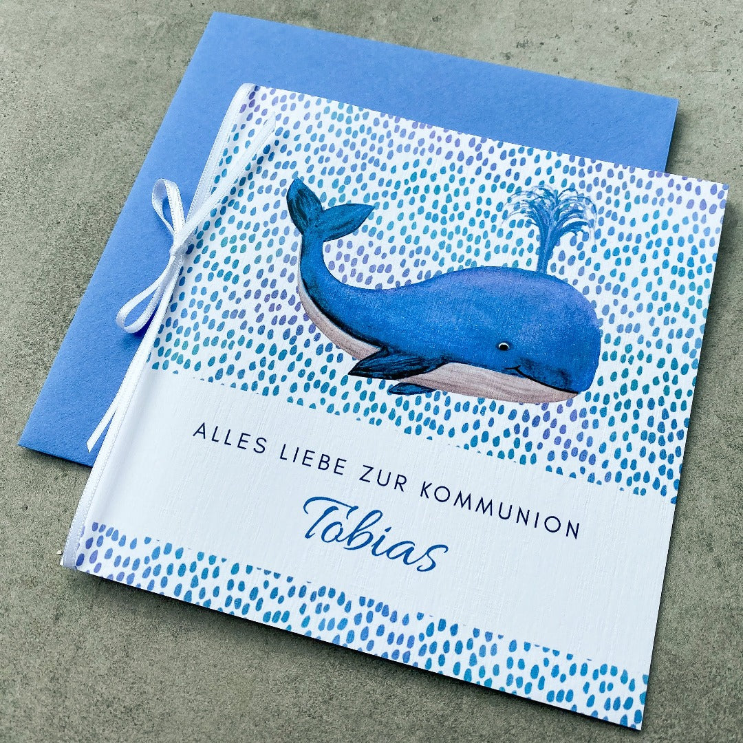 Personalisierbare Klappkarte zur Kommunion mit Wal der im Wasser schwimmt und blauem Umschlag - KleinArt