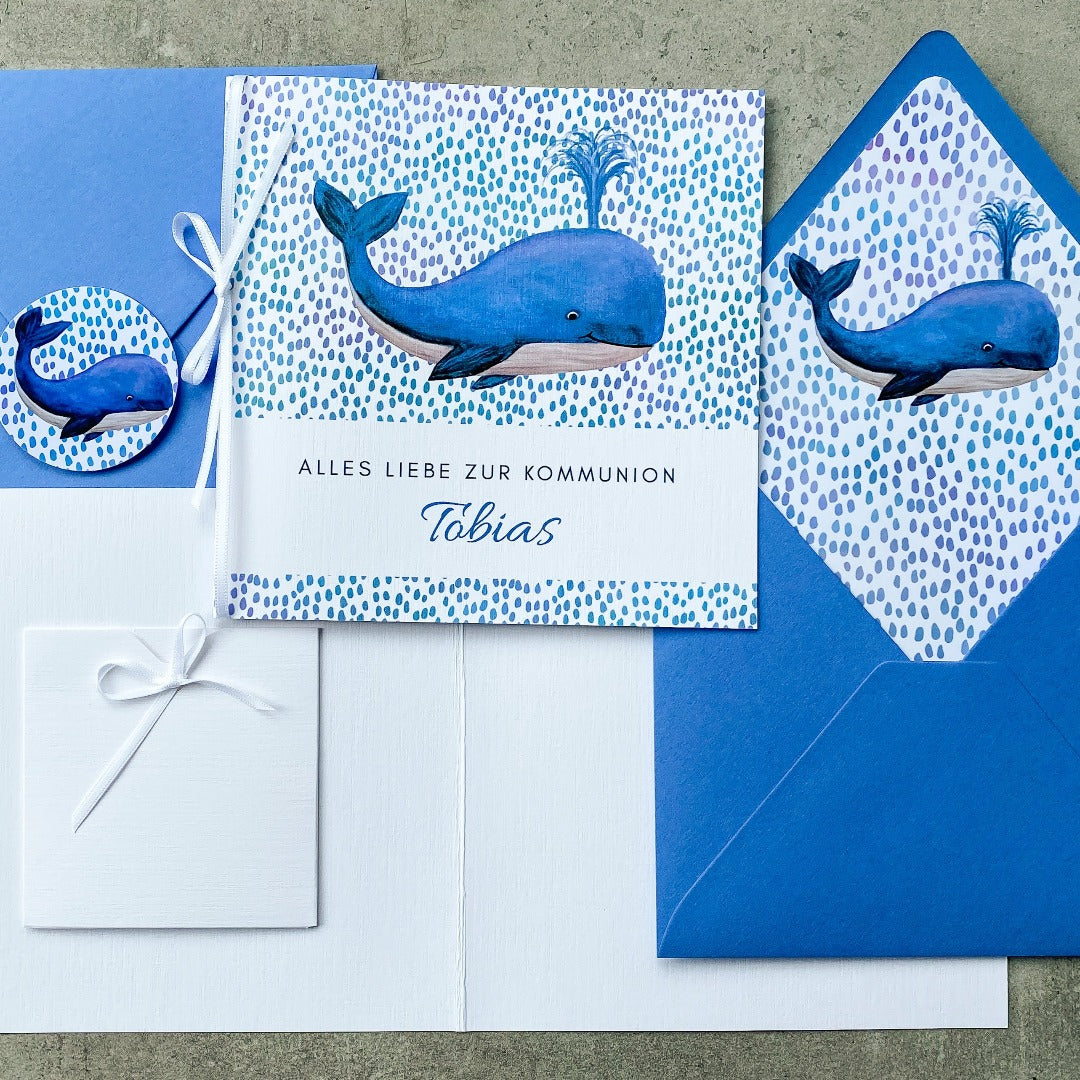 Quadratische Klappkarte zur Kommunion mit Wal der im Wasser schwimmt und blauem Umschlag mit Inlay - KleinArt