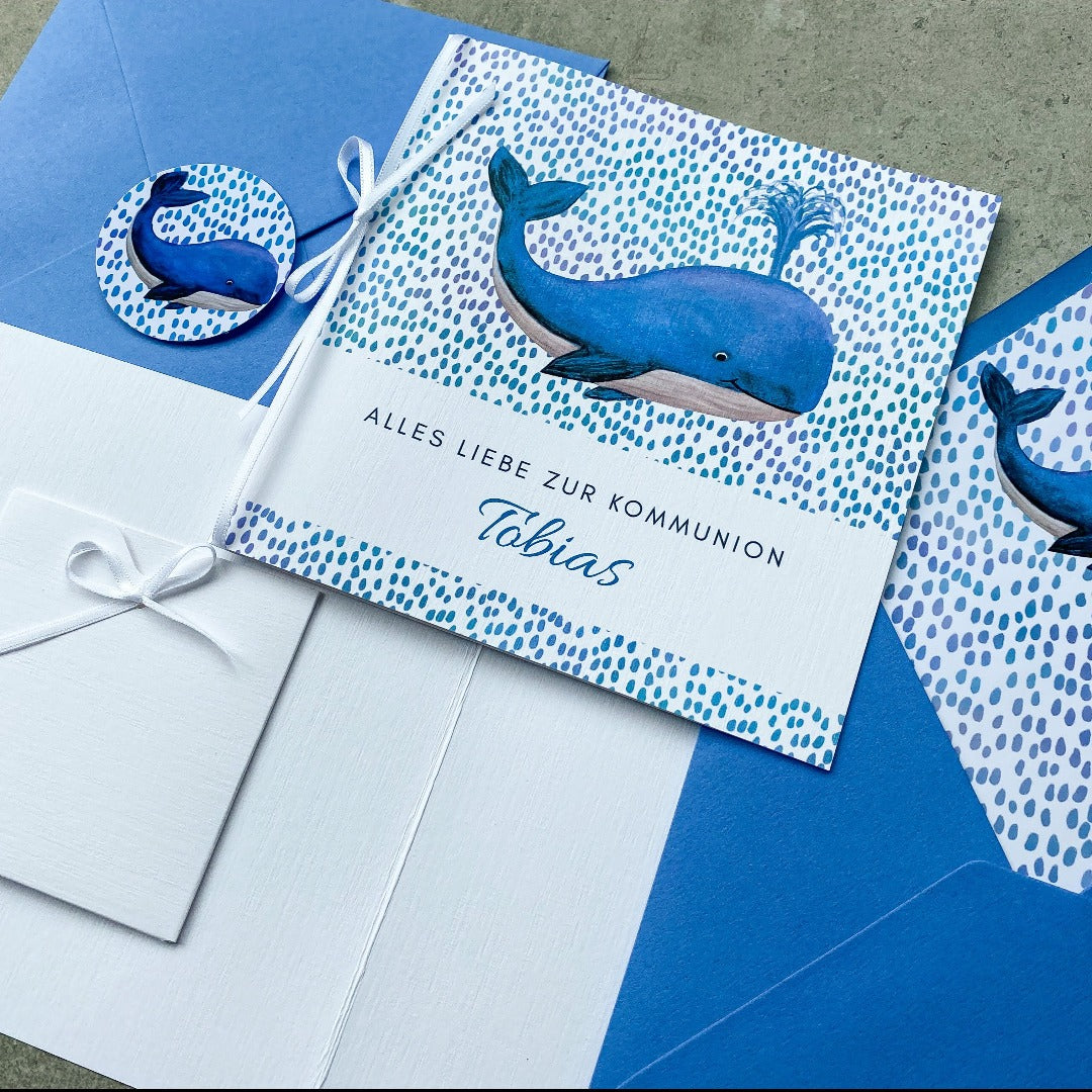 Quadratische Klappkarte zur Kommunion mit Wal der im Wasser schwimmt, mit Geldfach und blauem Umschlag - KleinArt