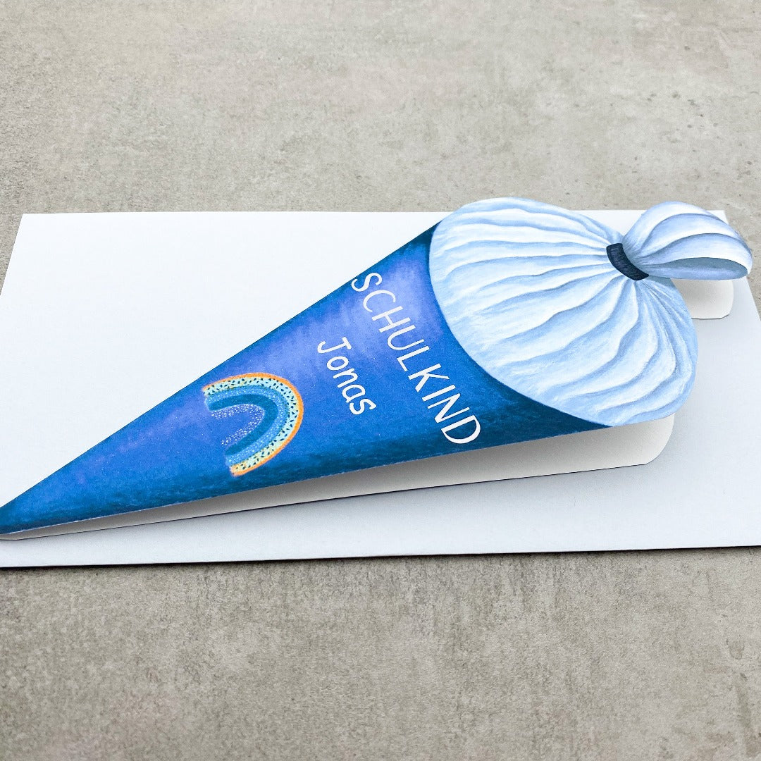 Glückwunschkarte zur Einschulung in Form einer Schultüte, handgezeichnet, mit Namen, in blau und Umschlag in grau