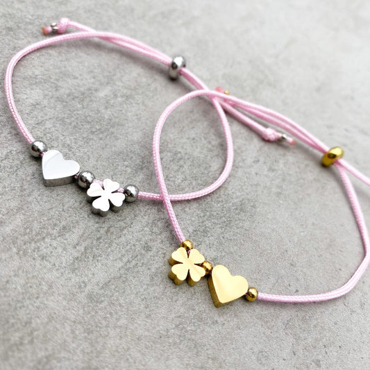 Kinderarmband aus Edelstahl mit Kleeblatt und Herz auf rosa Makramee-Band - KleinArt