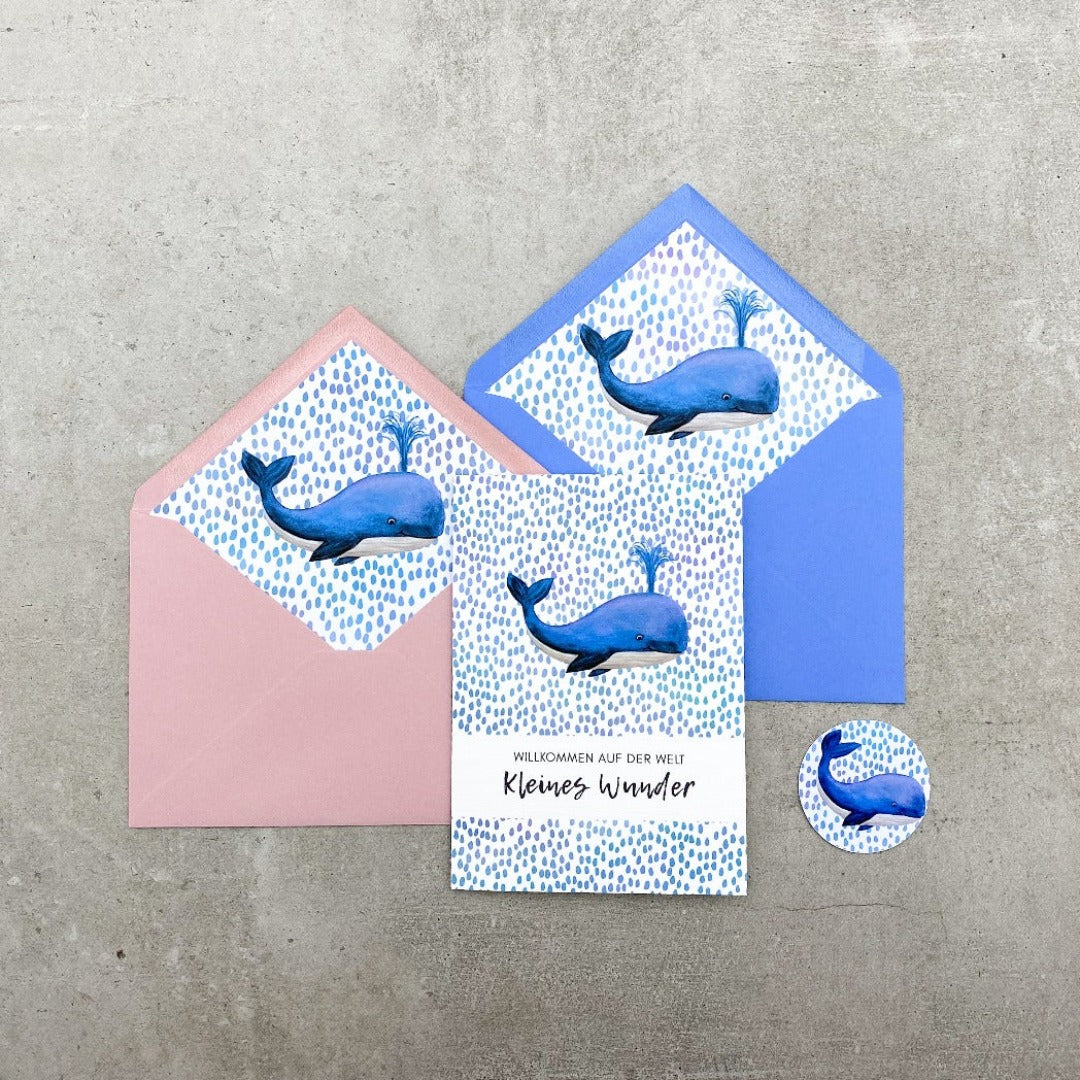 Glückwunschkarte zur Geburt, Wal im Meer schwimmend gezeichnet, mit Umschlag