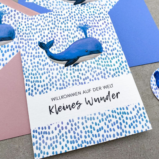 Geburtsglückwunschkarte, Wal im Meer, blaue Tropfen, Umschlag