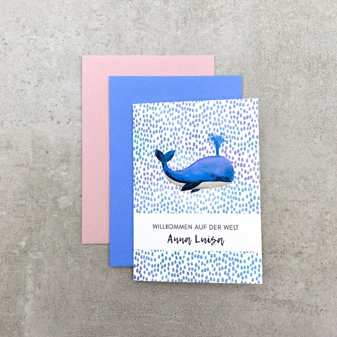 Glückwunschkarte zur Geburt, in Aquarell Technik gezeichnter Wal im Meer, mit Umschlag rosa oder blau